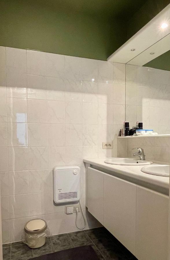 Zijdelings Zeezicht 2 Slaapkamers 2 Badkamers *